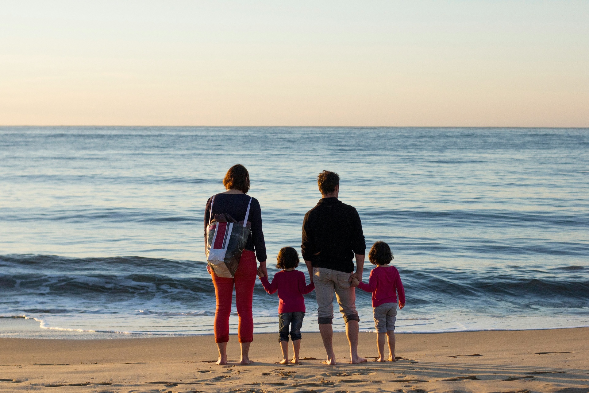 Famille au bord de la mer en Bretagne